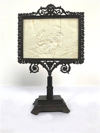 Manifattura di Berlino, KPM, ventolina con placca in porcellana raffigurante fa