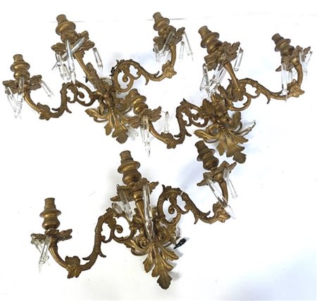 Gruppo di tre appliques a tre fiamme in bronzo dorato con bracci decorati a vol
