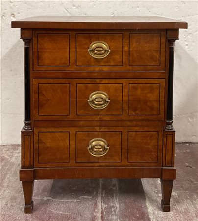 Comodino a tre cassetti in legno lastronato con colonnine e filettature ebanizz