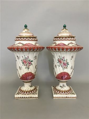 Manifattura Samson, coppia di vasi a urna con coperchi in porcellana policroma