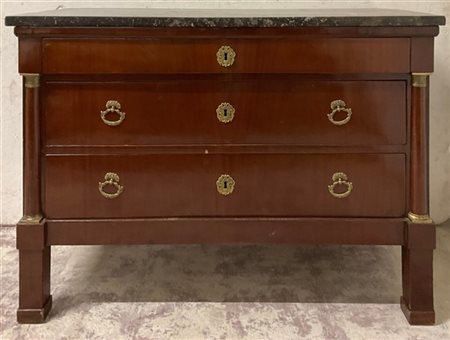 Cassettone impero a due cassetti e mezzo, montanti a mezza colonna tornita con