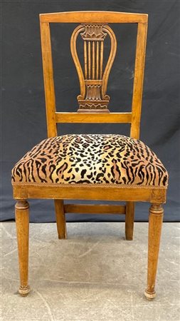 Sedia con schienale a giorno traforato a lira, gambe anteriori tornite, seduta