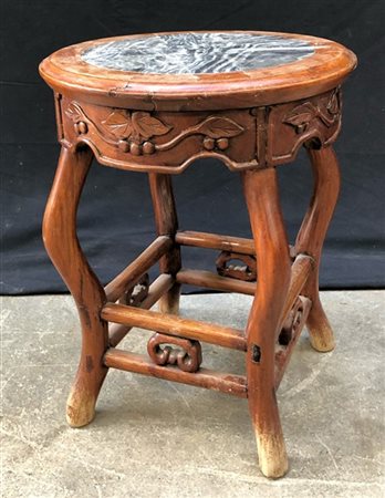 Tavolino tondo con fascia intagliata a foglie, gambe mosse riunite da traversa,