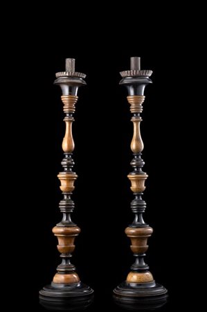 Coppia di candelieri in legno tornito con basi circolari. Secolo XIX (h. cm 59,