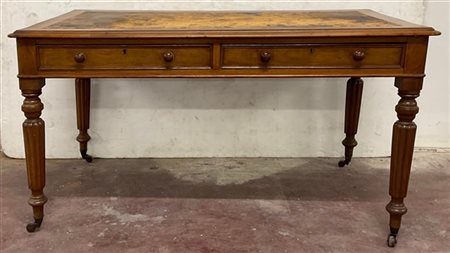 Scrittoio a due cassetti sottopiano, gambe tornite e scanalate munite di rotell