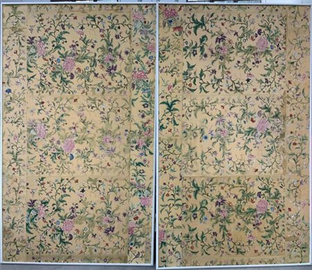 Lotto composto da sei pannelli in seta color paglierino, dipinti in poicromia c