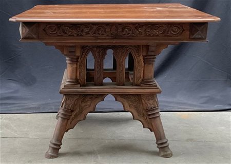 Tavolo allungabile di forma quadrata, fascia intagliata a motivi rinascimentali