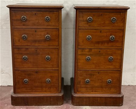 Coppia di comodini in legno a quattro cassetti con guarnizioni in metallo (cm 4