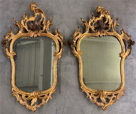 Coppia di specchiere rocaille con cornici in legno intagliato e dorato. Secolo