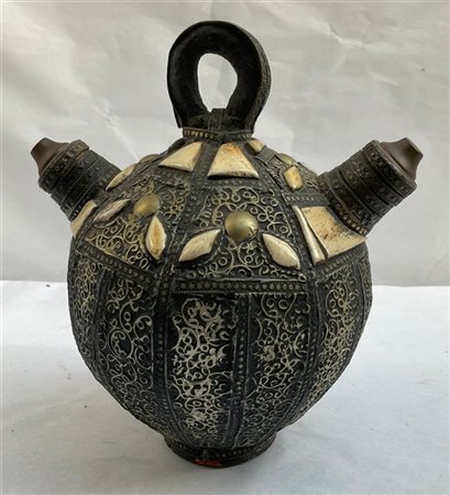 Fiasca etnica in terracotta con inserti in osso (h cm 26,5) (difetti)