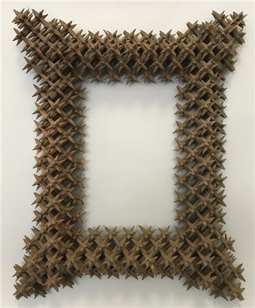 Curiosa cornice in legno realizzata da listelli appuntiti e incrociati simulant