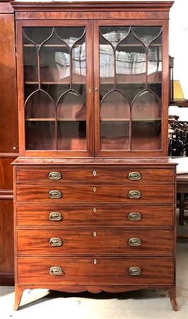 Libreria a due corpi in mogano, parte inferiore a tre cassetti e due finti riba