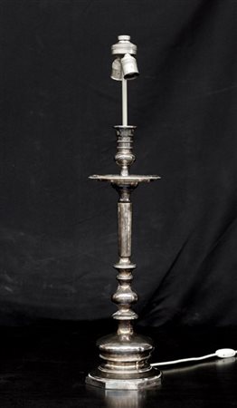Lampada da tavolo in metallo argentato con fusto tornito, base ottagonale (h cm