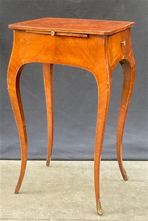 Tavolino lastronato con gambe mosse, un cassetto e tiretto sul fianco, piano co