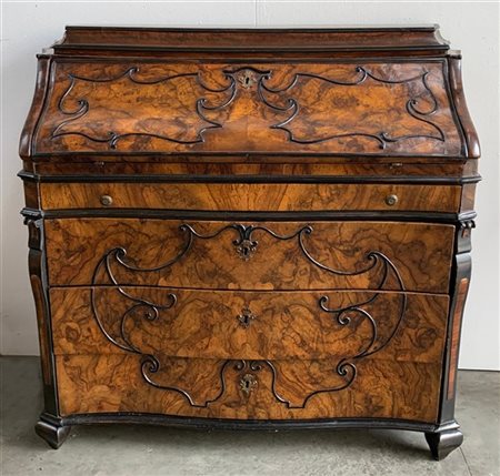 Ribalta lastronata in noce con fronte e fianchi mossi, parte superiore con segr