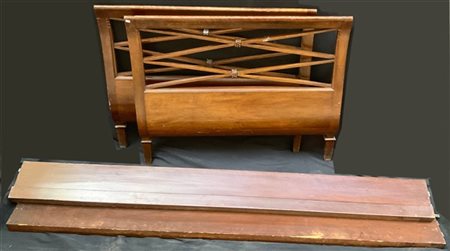 Letto a una piazza con struttura in legno, sponde a giorno con listelli incroci