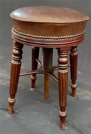 Sgabello per pianoforte in legno intagliato, gambe parzialmente scanalate. Sedu