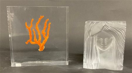 Lotto composto da una scultura marcata Cristal Sevres raffigurante un volto fem
