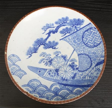 Manifattura giapponese, secolo XX. Piatto in porcellana con decoro bianco e blu