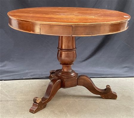 Tavolo tondo in legno con cassetto nella fascia. Gamba centrale tornita a balau