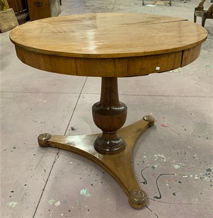 Tavolo a due cassetti nella fascia, piano circolare, sostegno tornito a balaust