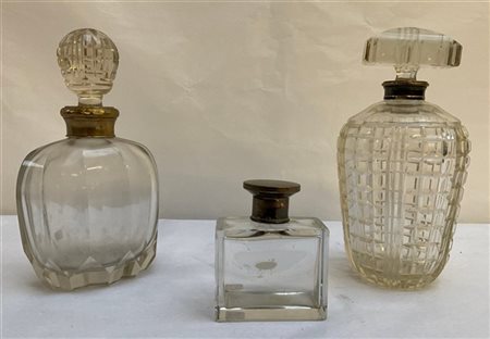 Lotto di tre contenitori da toilette in cristallo con coperchi e ghiere in arge