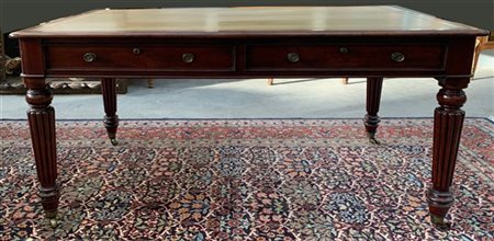 Scrivania da centro a due cassetti sottopiano, gambe tornite e scanalate,piedi