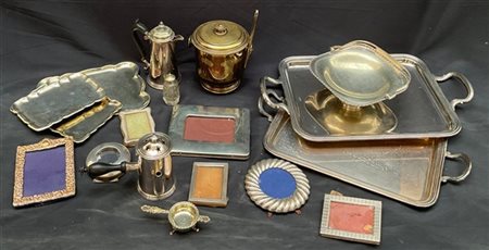 Cartone contenente numerosi oggetti per la tavola in metallo argentato e unite