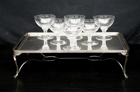 Lotto composto da una base con piano a vassoio asportabile e sei coppette in cr