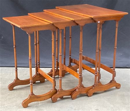 Set di quattro tavolini a nido con gambe tornite (chiusi cm 60x69x36) (lievi di