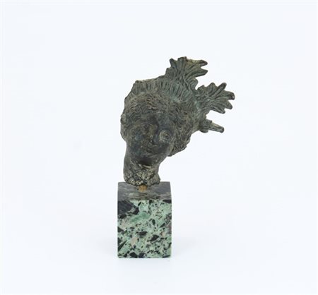 Antica testa di divinità in bronzo (h. cm 7,5) su supporto in marmo (difetti e