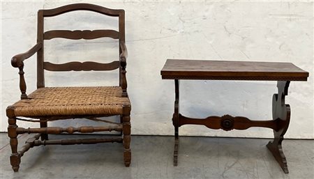 Lotto composto da una poltrona rustica con sedile impagliato ed un tavolino con