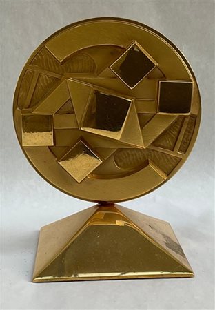 Giò Pomodoro "Sole" 
disco medaglia in bronzo dorato
diam, cm 8, h, cm 11
firma