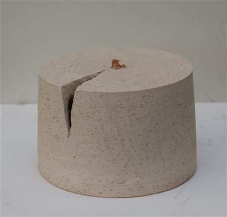 Sandro Soravia "Senza titolo" 
scultura in ceramica dipinta di forma cilindrica
