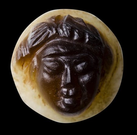 A roman double-layered agate cameo. Facing head. 