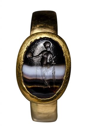 A roman banded agate intaglio set in a postclassical gold ring. Venus.