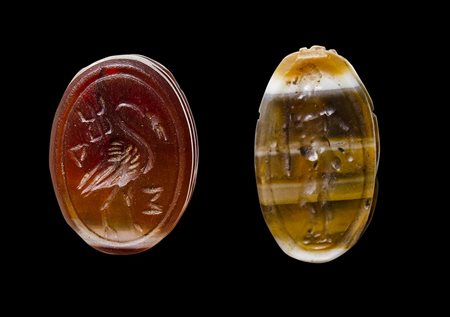 A lot of 2 agate scarabs. 