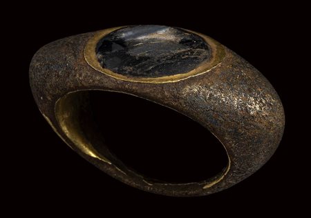 A large late hellenistic gilted bronze ring set with glass paste. 