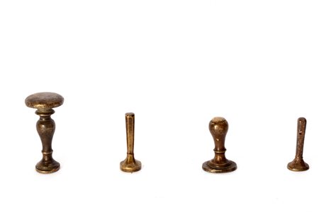 Lotto composto da quattro sigilli in bronzo, con stemmi nobiliari, secoli XVII - XVIII