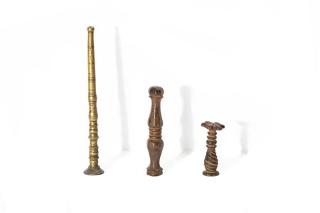 Lotto composto da tre sigilli di cui due in ferro e uno in bronzo, con stemmi nobiliari, secoli XVII - XVIII