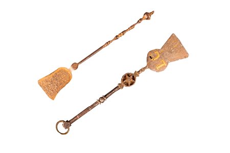 Lotto di due antiche palette in ferro