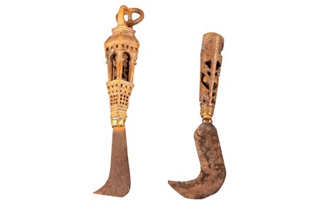 Lotto di due antiche roncole con manico in bosso finemente intagliato