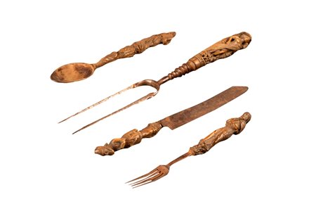 Lotto di quattro posate con manico in bosso finemente intagliato, secolo XVII