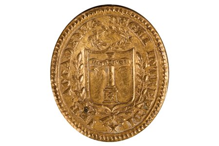 Lotto di tre antiche placche e un ciondolo, in metalli differenti con stemmi nobiliari