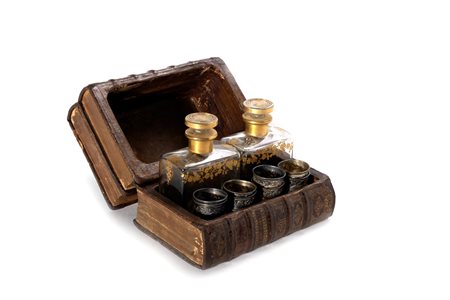 Contenitore a forma di libro con all'interno due fiaschette in vetro con decori in oro, e otto bicchierini in argento, secolo XIX