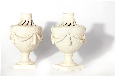 Coppia di vasi in maiolica bianca, fine secolo XIX - inizi secolo XX