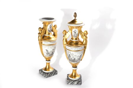 Coppia di vasi in porcellana bianca e oro, dipinti in bianco e nero con scene dal Robinson Crusoe di Daniel Defoe, Francia, fine secolo XIX -inizi secolo XX