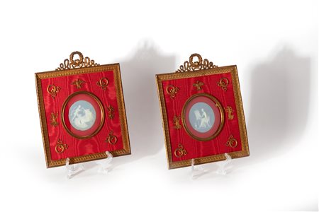 Due cammei in porcellana in stile Wedgwood raffiguranti l'Allegoria della Pittura e il Carro di Apollo, secolo XIX