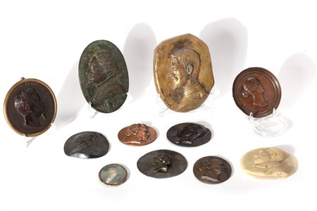 Lotto composto da 11 placche in materiali diversi con profili di personaggi illustri, fine secolo XIX - inizi secolo XX