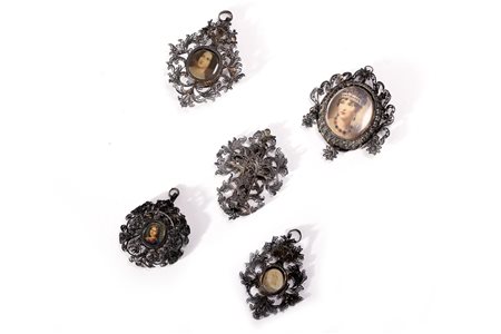 Lotto composto da cinque oggetti in filigrana: quattro piccole cornici e una croce, secolo XIX